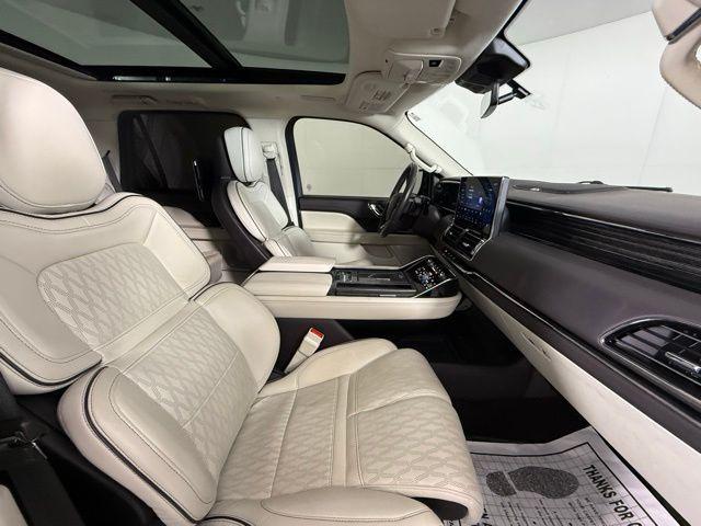 Photo of 2023 Infinite Black Metallic Clearcoat Lincoln Navigator