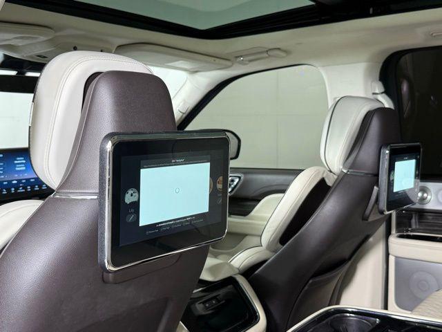 Photo of 2023 Infinite Black Metallic Clearcoat Lincoln Navigator