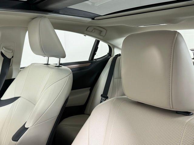 Photo of 2024 Eminent White Pearl Lexus ES 350