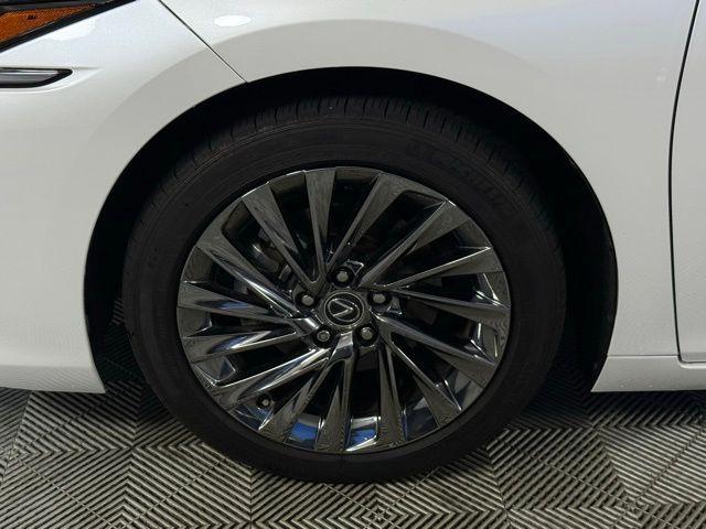 Photo of 2024 Eminent White Pearl Lexus ES 350