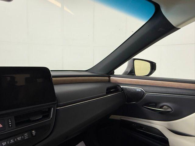 Photo of 2024 Eminent White Pearl Lexus ES 350