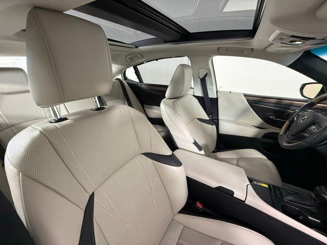 Photo of 2024 Eminent White Pearl Lexus ES 350