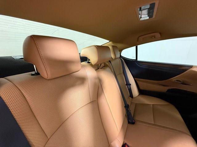 Photo of 2022 Eminent White Pearl Lexus ES 350