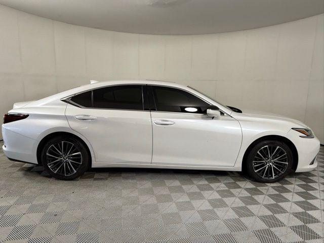 Photo of 2022 Eminent White Pearl Lexus ES 350