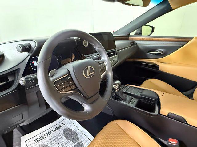 Photo of 2022 Eminent White Pearl Lexus ES 350