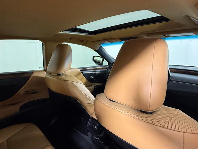 Photo of 2022 Eminent White Pearl Lexus ES 350