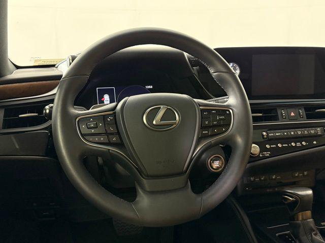 Photo of 2022 Eminent White Pearl Lexus ES 350