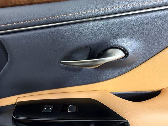 Photo of 2022 Eminent White Pearl Lexus ES 350
