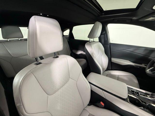 Photo of 2023 Eminent White Pearl Lexus RX 350
