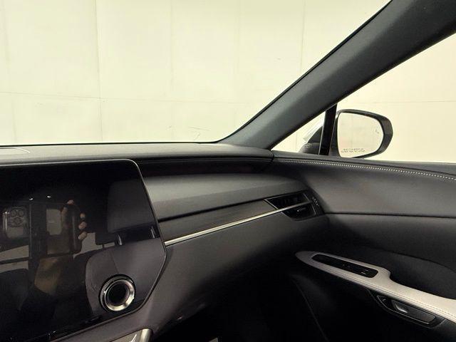 Photo of 2023 Eminent White Pearl Lexus RX 350