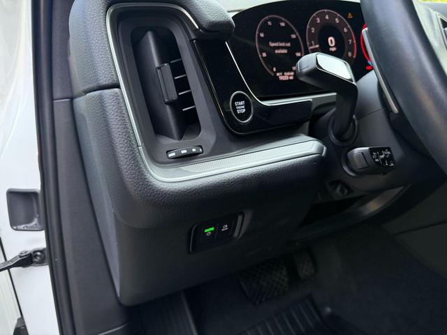 Photo of 2024 White Porsche Cayenne