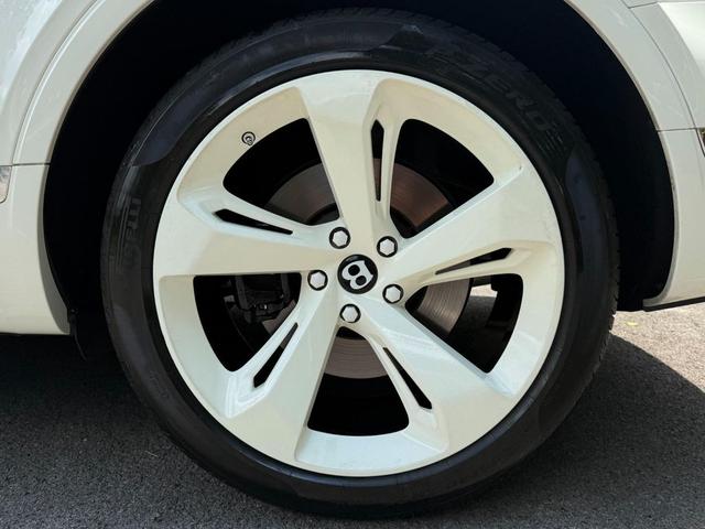 Photo of 2018 White Bentley Bentayga
