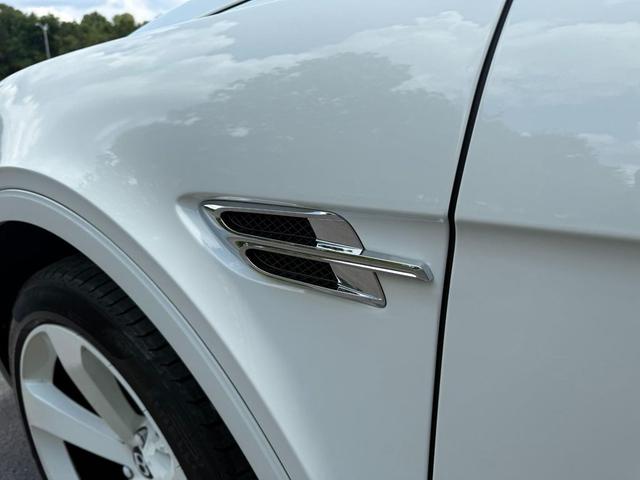 Photo of 2018 White Bentley Bentayga