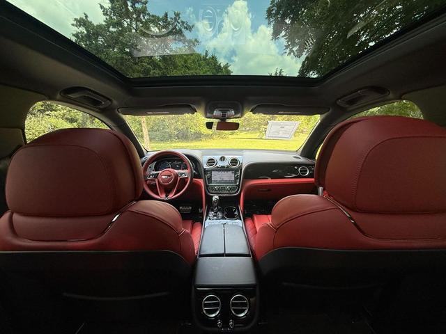 Photo of 2018 White Bentley Bentayga