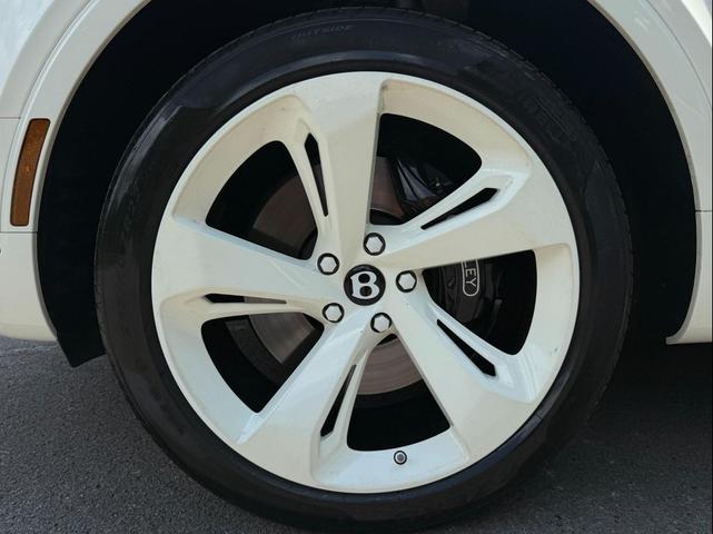 Photo of 2018 White Bentley Bentayga