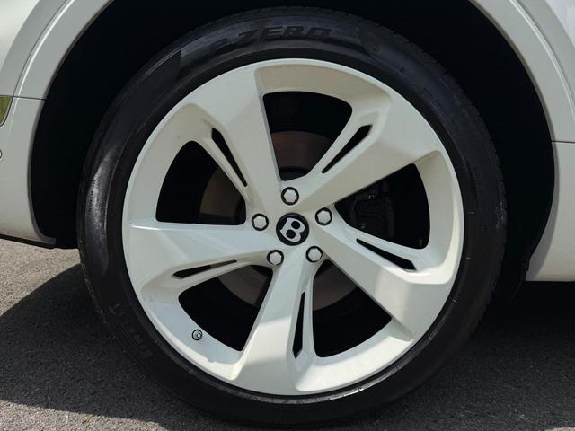 Photo of 2018 White Bentley Bentayga