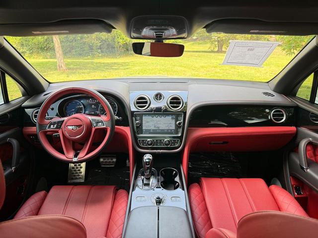 Photo of 2018 White Bentley Bentayga