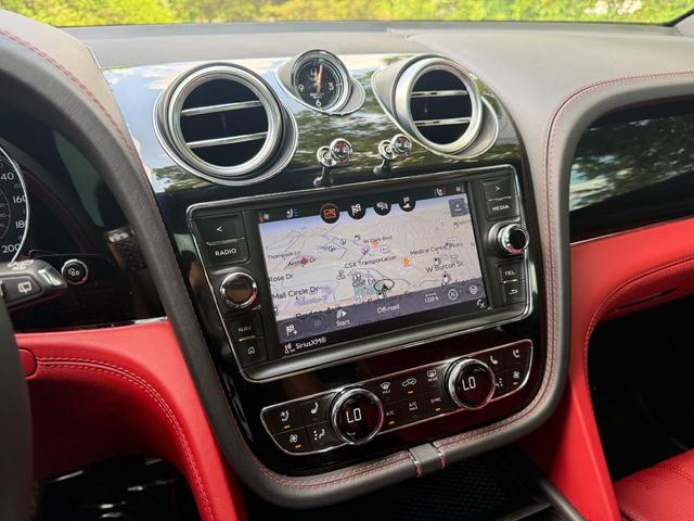 Photo of 2018 White Bentley Bentayga