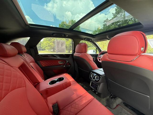 Photo of 2018 White Bentley Bentayga