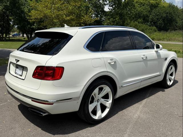 Photo of 2018 White Bentley Bentayga