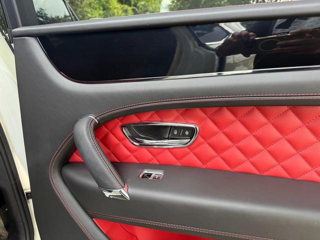 Photo of 2018 White Bentley Bentayga