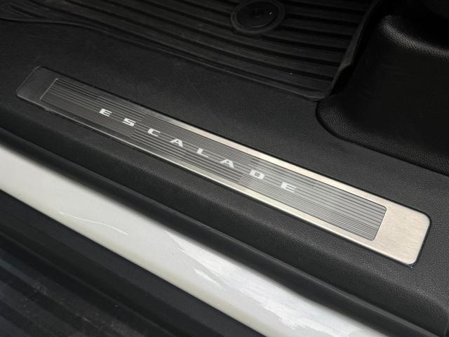 Photo of 2023 Crystal White Tricoat Cadillac Escalade ESV