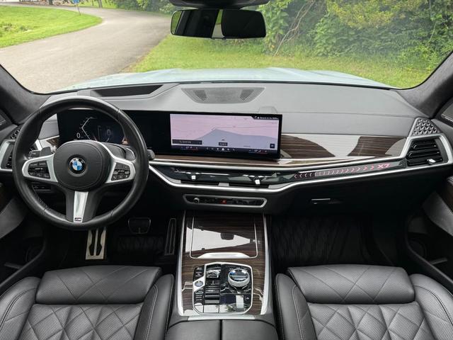 Photo of 2024 Brooklyn Grey Metallic BMW X7