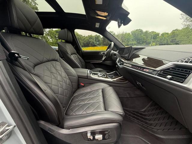 Photo of 2024 Brooklyn Grey Metallic BMW X7