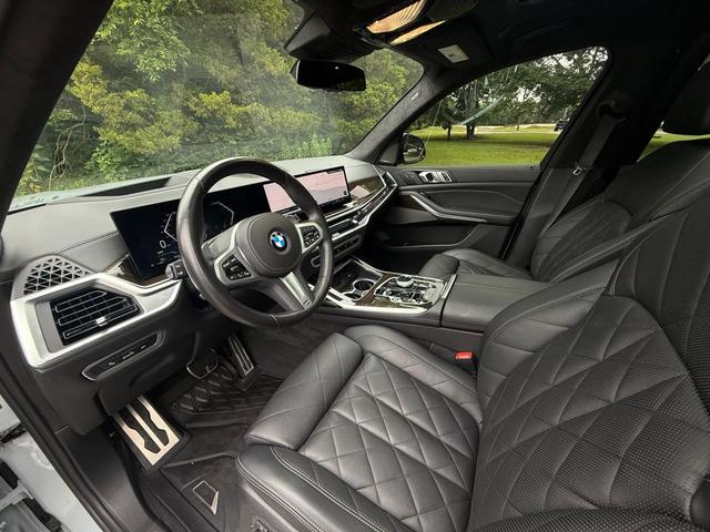 Photo of 2024 Brooklyn Grey Metallic BMW X7