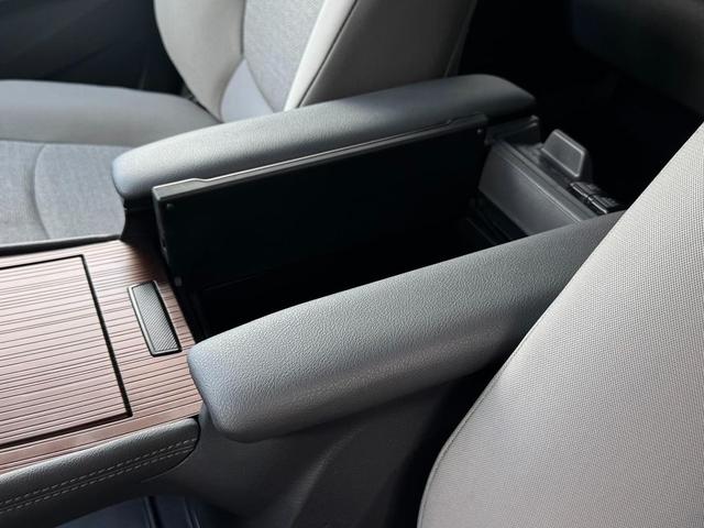 Photo of 2024 Ice Cap Toyota Sienna