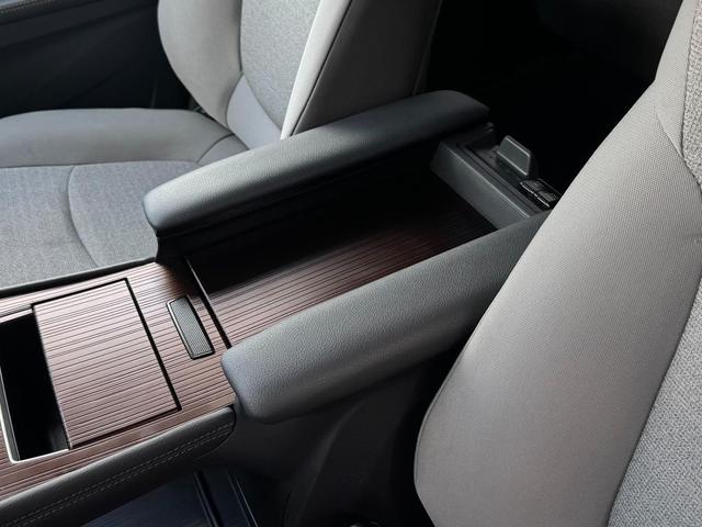 Photo of 2024 Ice Cap Toyota Sienna