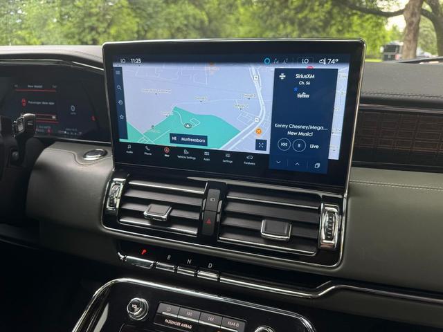 Photo of 2022 Manhattan Green Lincoln Navigator
