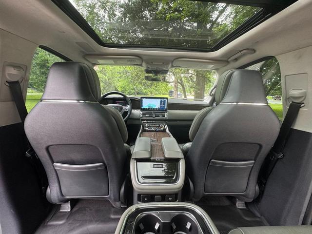 Photo of 2022 Manhattan Green Lincoln Navigator