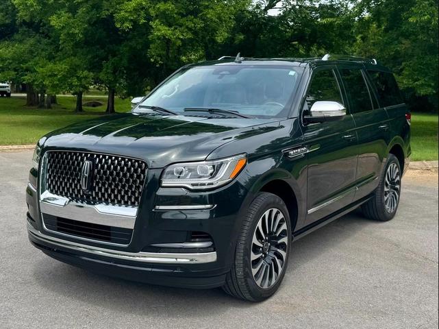 Photo of 2022 Manhattan Green Lincoln Navigator