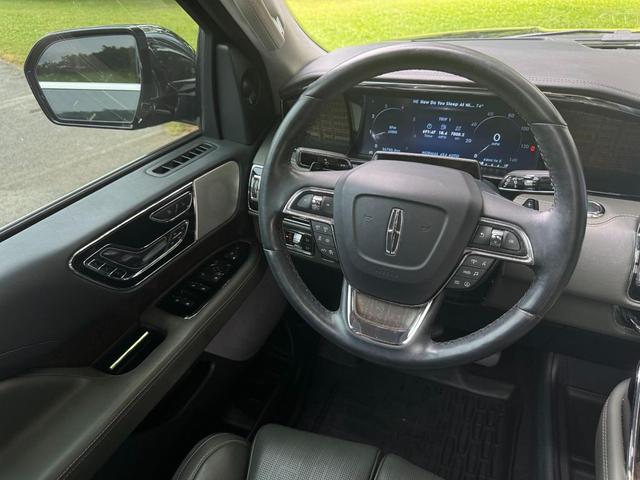 Photo of 2022 Manhattan Green Lincoln Navigator
