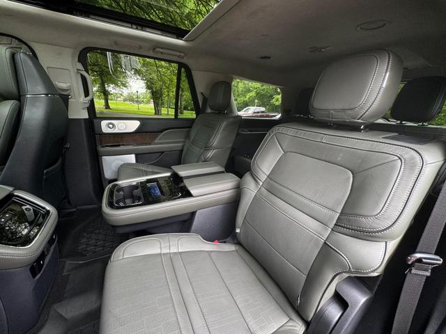 Photo of 2022 Manhattan Green Lincoln Navigator