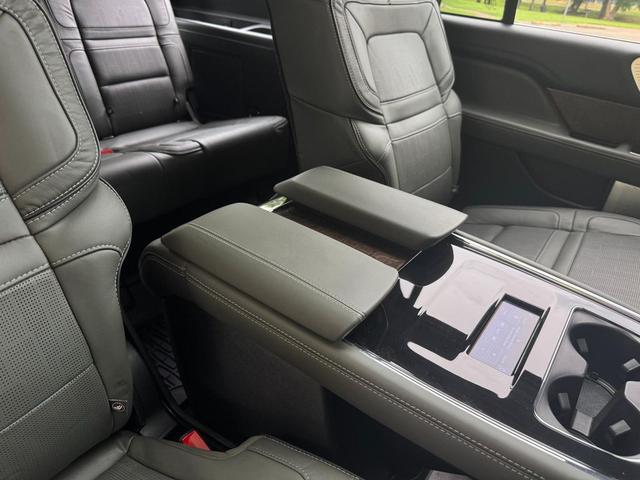 Photo of 2022 Manhattan Green Lincoln Navigator