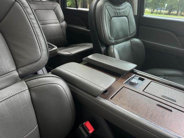 Photo of 2022 Manhattan Green Lincoln Navigator