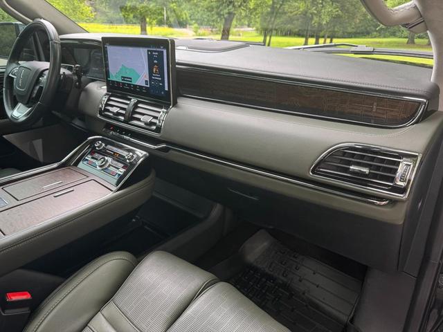Photo of 2022 Manhattan Green Lincoln Navigator