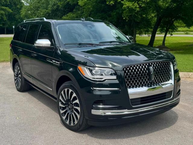 Photo of 2022 Manhattan Green Lincoln Navigator