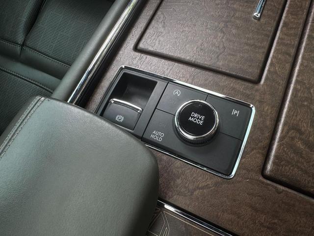 Photo of 2022 Manhattan Green Lincoln Navigator