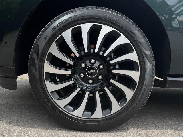 Photo of 2022 Manhattan Green Lincoln Navigator