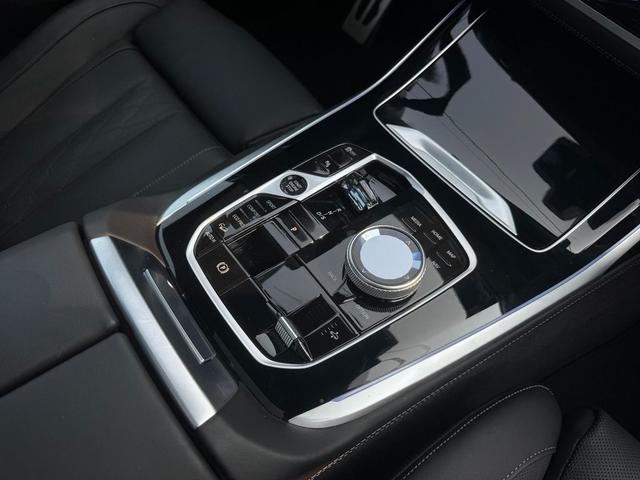 Photo of 2024 Brooklyn Grey Metallic BMW X7