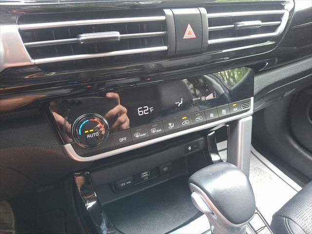 Photo of 2022 Cherry Black Kia Seltos