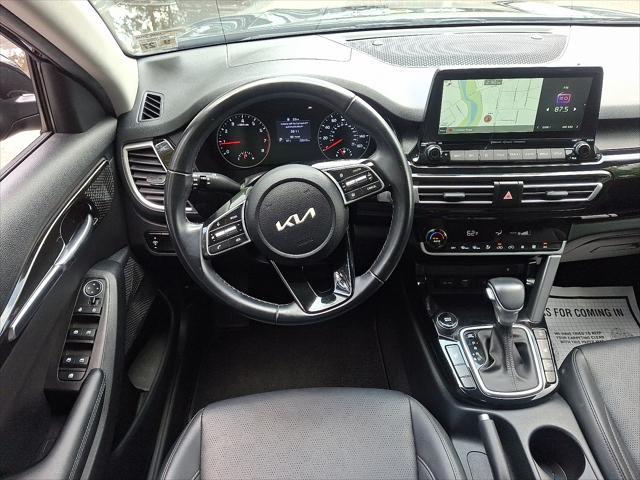 Photo of 2022 Cherry Black Kia Seltos