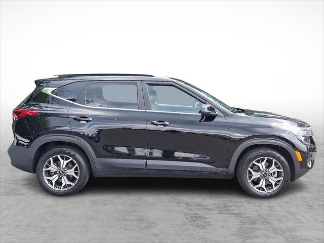 Photo of 2022 Cherry Black Kia Seltos