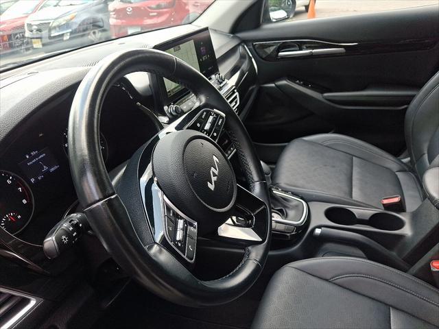 Photo of 2022 Cherry Black Kia Seltos