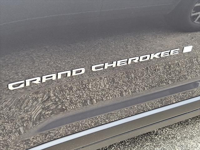 Photo of 2025 Metallic Jeep Grand Cherokee