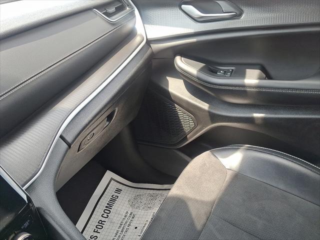 Photo of 2023 Silver Zynith Jeep Grand Cherokee