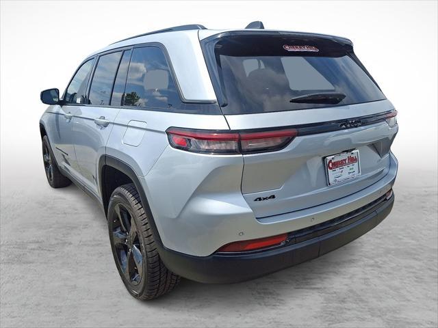 Photo of 2023 Silver Zynith Jeep Grand Cherokee